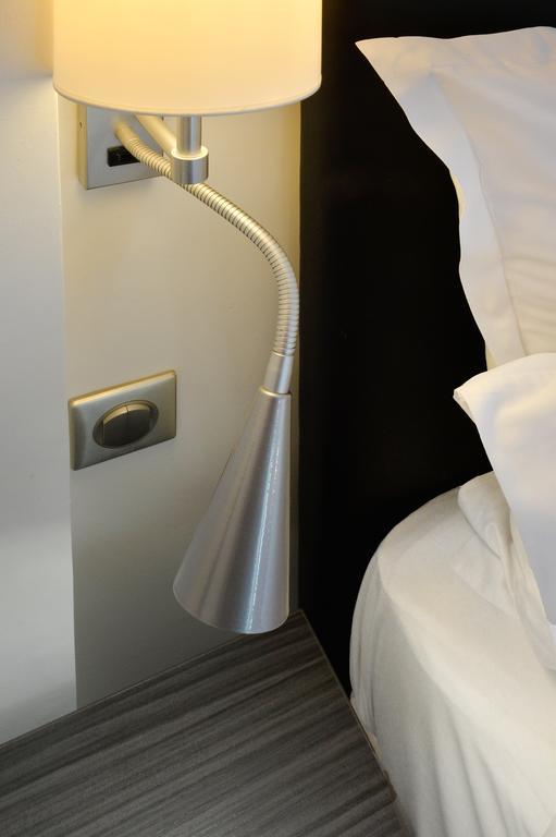 Hotel Douglas Puteaux Luaran gambar